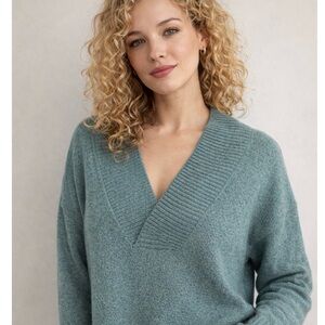 Evereve Aria Blue Teal V Neck Sweater Size XS